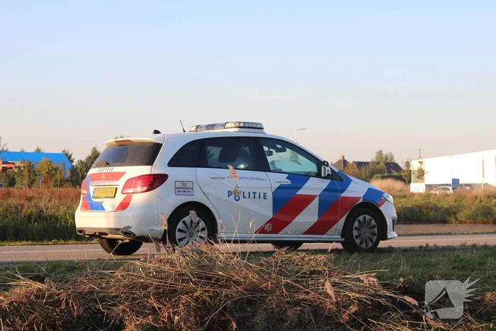 Automobilist raakt met auto van de weg belandt in sloot
