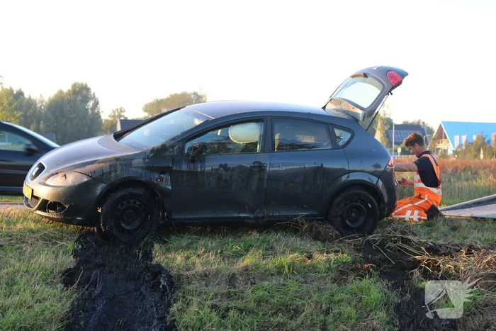 Automobilist raakt met auto van de weg belandt in sloot