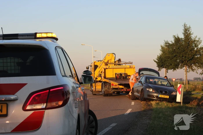 Automobilist raakt met auto van de weg belandt in sloot