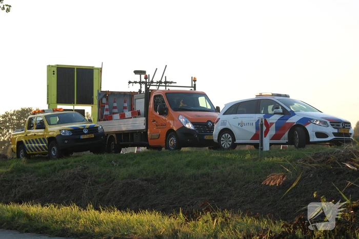 Automobilist raakt met auto van de weg belandt in sloot