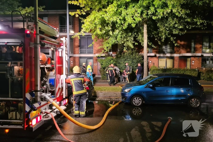 Personen en hond met klachten bij brand