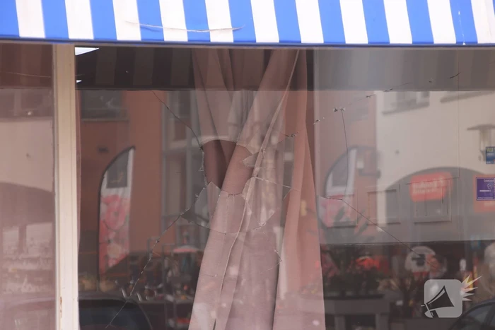 Onderzoek naar vernieling van ruit café Broadway