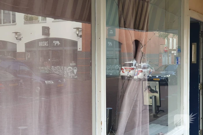 Onderzoek naar vernieling van ruit café Broadway