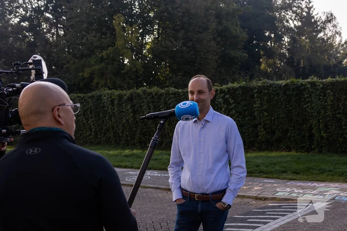 Viruswaarheid demonstreert tegen mondkapjes bij dependance Farel College