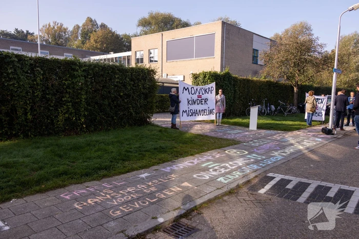 Viruswaarheid demonstreert tegen mondkapjes bij dependance Farel College