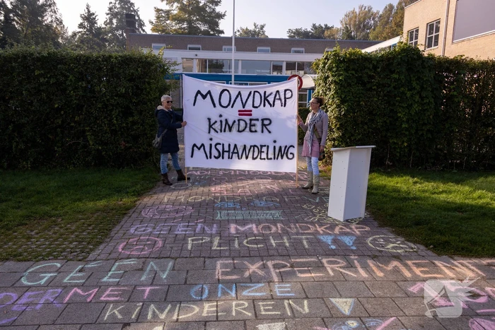 Viruswaarheid demonstreert tegen mondkapjes bij dependance Farel College