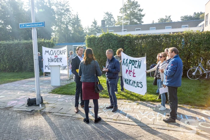 Viruswaarheid demonstreert tegen mondkapjes bij dependance Farel College