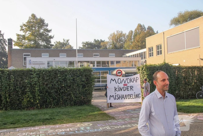Viruswaarheid demonstreert tegen mondkapjes bij dependance Farel College