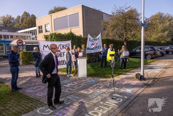 Viruswaarheid demonstreert tegen mondkapjes bij dependance Farel College