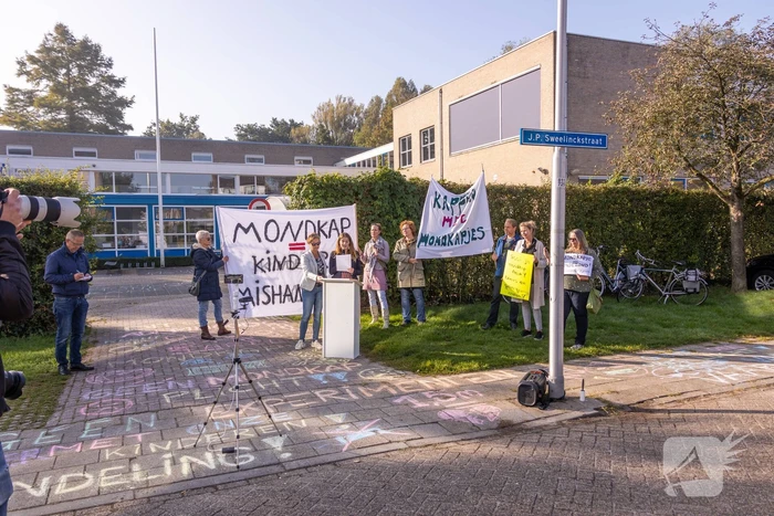 Viruswaarheid demonstreert tegen mondkapjes bij dependance Farel College
