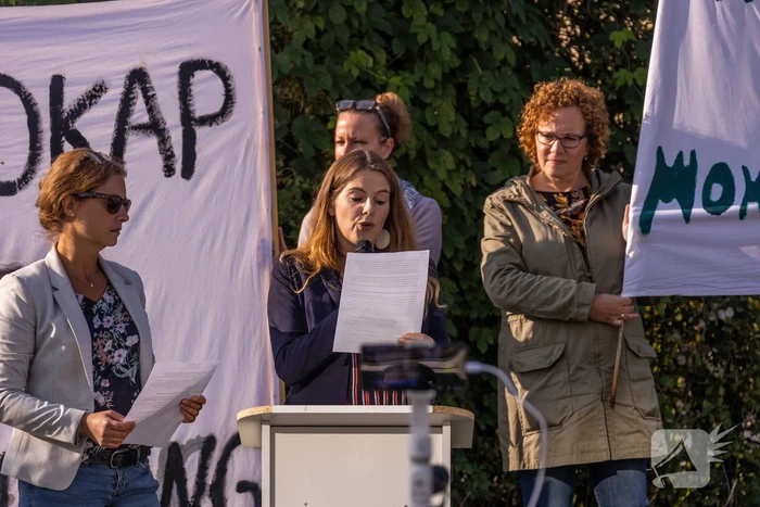 Viruswaarheid demonstreert tegen mondkapjes bij dependance Farel College