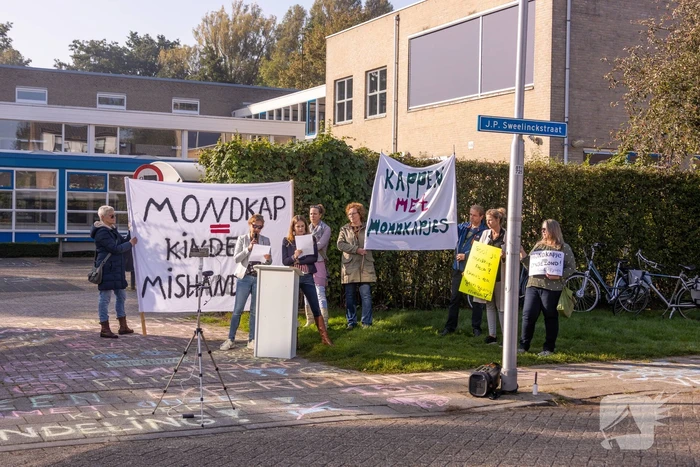 Viruswaarheid demonstreert tegen mondkapjes bij dependance Farel College