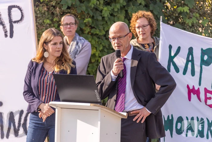 Viruswaarheid demonstreert tegen mondkapjes bij dependance Farel College