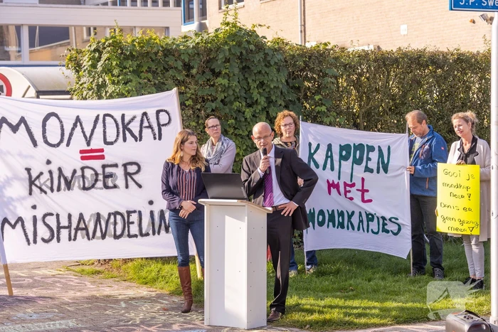 Viruswaarheid demonstreert tegen mondkapjes bij dependance Farel College