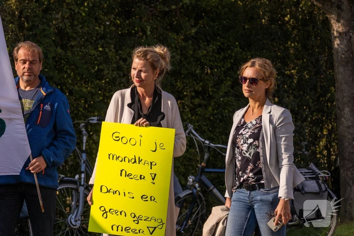 Viruswaarheid demonstreert tegen mondkapjes bij dependance Farel College