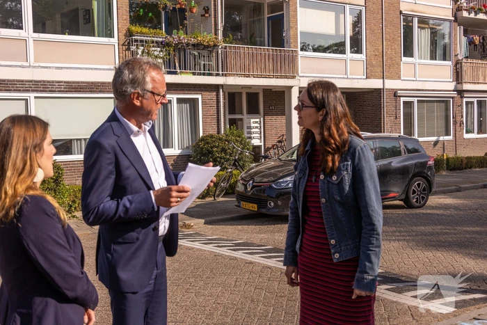 Viruswaarheid demonstreert tegen mondkapjes bij dependance Farel College