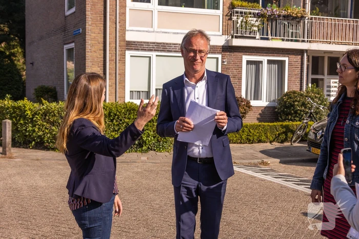 Viruswaarheid demonstreert tegen mondkapjes bij dependance Farel College