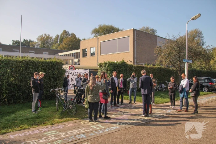 Viruswaarheid demonstreert tegen mondkapjes bij dependance Farel College