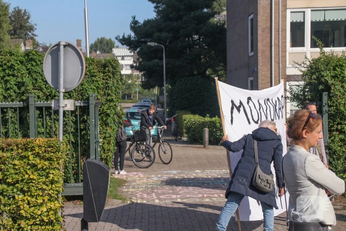 Viruswaarheid demonstreert tegen mondkapjes bij dependance Farel College