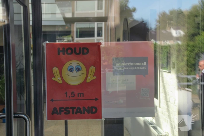 Viruswaarheid demonstreert tegen mondkapjes bij dependance Farel College