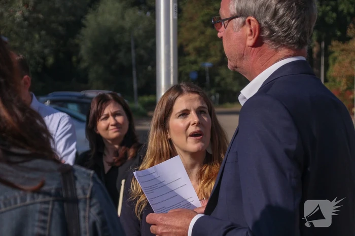 Viruswaarheid demonstreert tegen mondkapjes bij dependance Farel College
