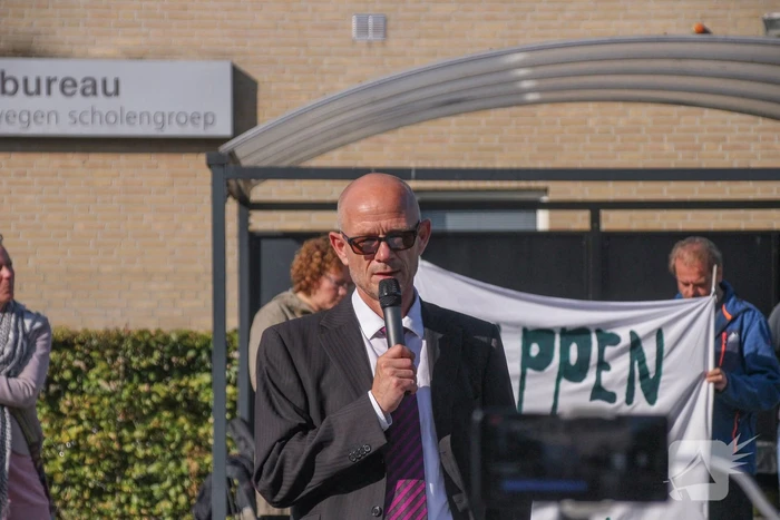 Viruswaarheid demonstreert tegen mondkapjes bij dependance Farel College