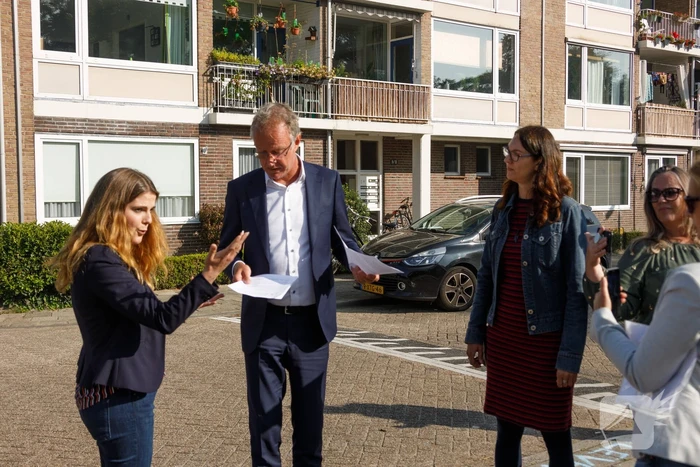 Viruswaarheid demonstreert tegen mondkapjes bij dependance Farel College