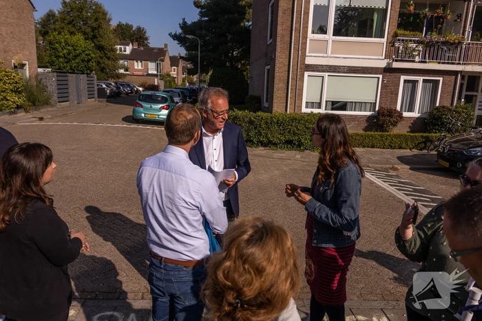 Viruswaarheid demonstreert tegen mondkapjes bij dependance Farel College