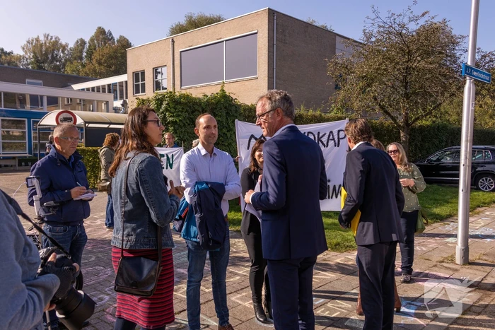 Viruswaarheid demonstreert tegen mondkapjes bij dependance Farel College