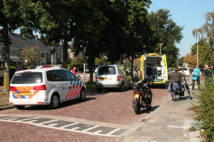 Bakfietser slaat over de kop bij aanrijding
