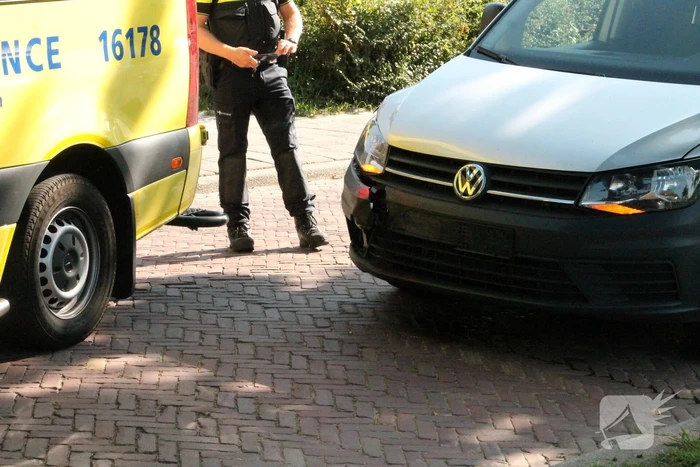 Bakfietser slaat over de kop bij aanrijding