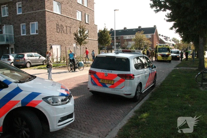 Bakfietser slaat over de kop bij aanrijding