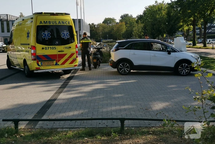 Brommerrijder gewond bij botsing met auto