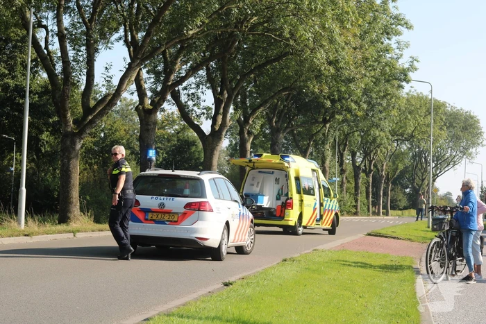 Motor en auto botsen op elkaar