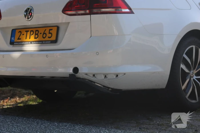 Motor en auto botsen op elkaar