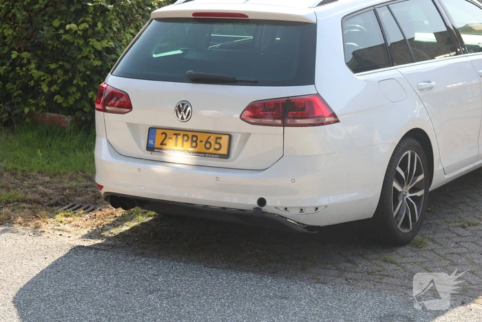 Motor en auto botsen op elkaar