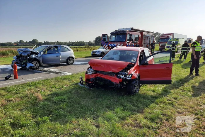 Twee auto's botsen frontaal op elkaar