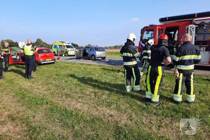 Twee auto's botsen frontaal op elkaar