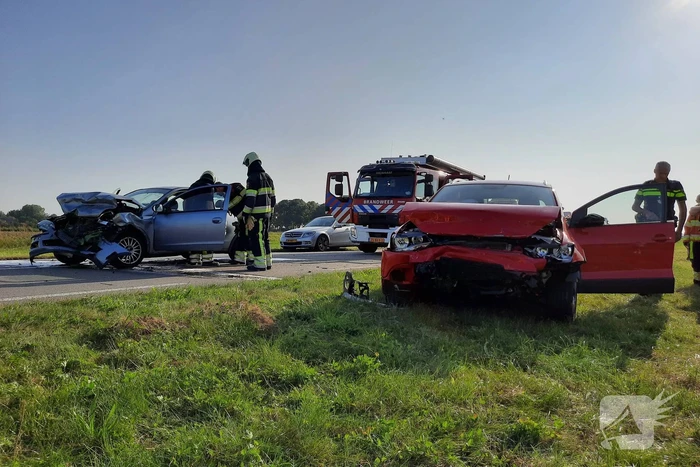 Twee auto's botsen frontaal op elkaar