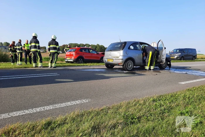 Twee auto's botsen frontaal op elkaar
