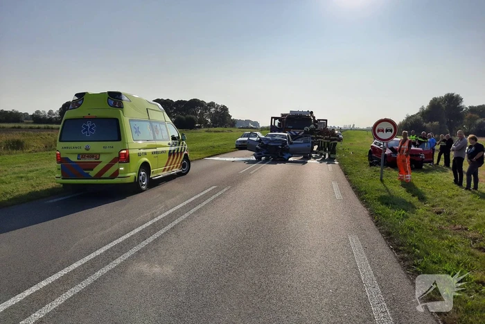 Twee auto's botsen frontaal op elkaar