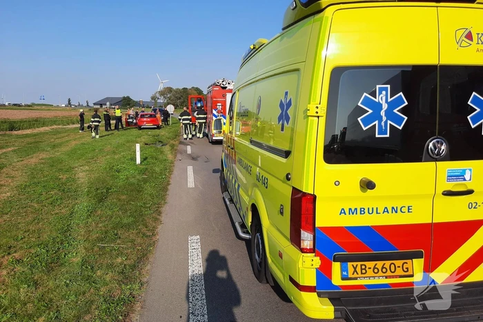 Twee auto's botsen frontaal op elkaar