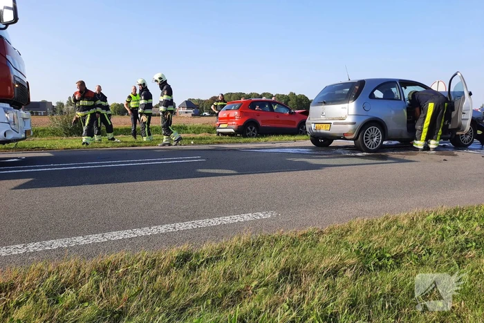 Twee auto's botsen frontaal op elkaar
