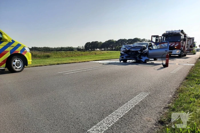 Twee auto's botsen frontaal op elkaar