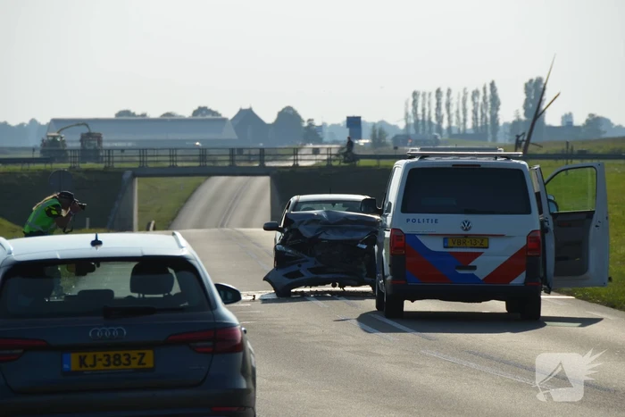 Twee auto's botsen frontaal op elkaar
