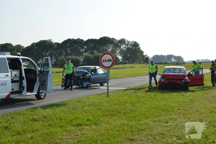 Twee auto's botsen frontaal op elkaar
