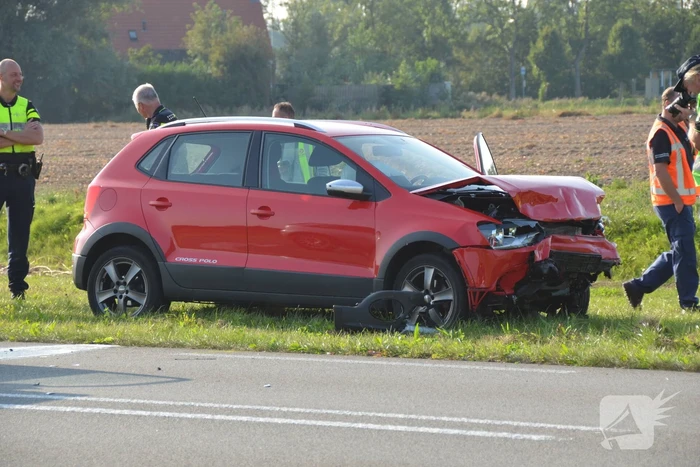 Twee auto's botsen frontaal op elkaar