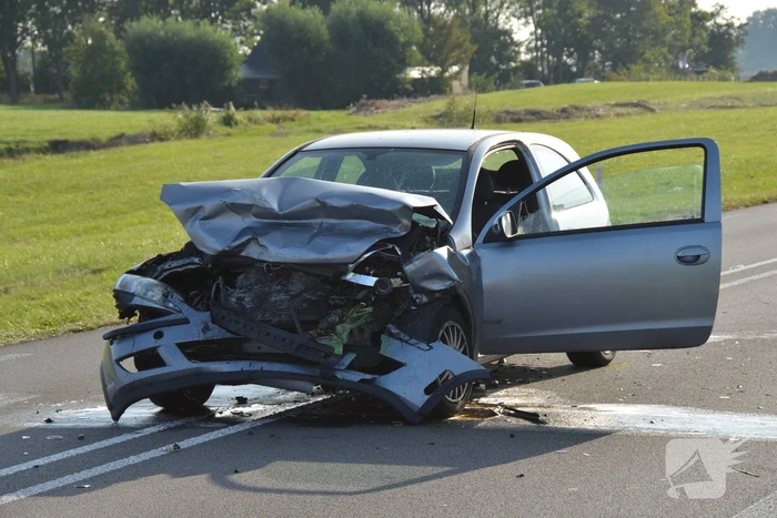 Twee auto's botsen frontaal op elkaar