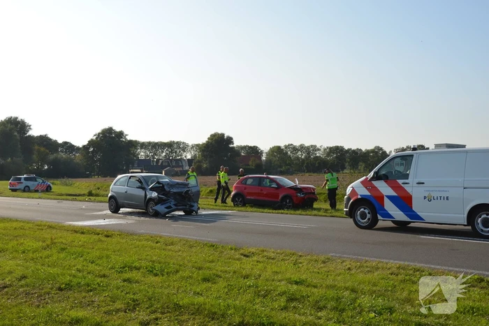 Twee auto's botsen frontaal op elkaar