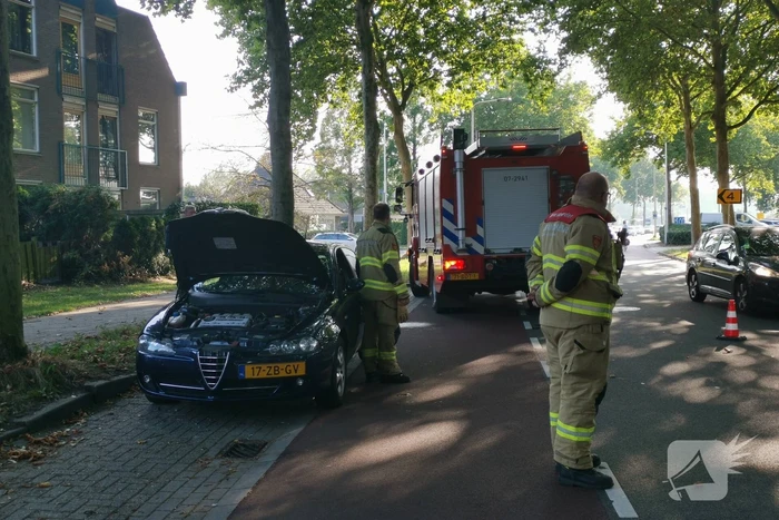 Automobiliste ziet tijdens het rijden rook uit auto komen, en zet auto aan de kant